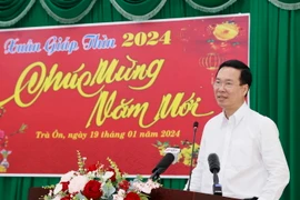 Chủ tịch nước Võ Văn Thưởng chúc Tết các đối tượng chính sách huyện Trà Ôn, tỉnh Vĩnh Long. (Ảnh: Thống Nhất/TTXVN)