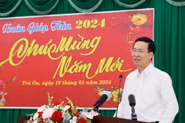 Chủ tịch nước Võ Văn Thưởng chúc Tết các đối tượng chính sách huyện Trà Ôn, tỉnh Vĩnh Long. (Ảnh: Thống Nhất/TTXVN)