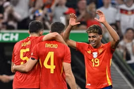 Cầu thủ Lamine Yamal (phải) ăn mừng cùng đồng đội sau khi ghi bàn thắng cân bằng tỷ số 1-1 trong trận gặp đội tuyển Pháp. (Ảnh: THX/TTXVN)