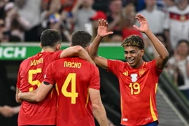 Cầu thủ Lamine Yamal (phải) ăn mừng cùng đồng đội sau khi ghi bàn thắng cân bằng tỷ số 1-1 trong trận gặp đội tuyển Pháp. (Ảnh: THX/TTXVN)