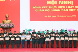 Thượng tướng Trịnh Văn Quyết, Chủ nhiệm Tổng cục Chính trị Quân đội Nhân dân Việt Nam và Thượng tướng Nguyễn Tân Cương, Tổng Tham mưu trưởng, Thứ trưởng Bộ Quốc phòng trao Bằng khen của Bộ Quốc phòng cho các tập thể. (Ảnh: Trọng Đức/TTXVN)