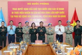 Thượng tướng Hoàng Xuân Chiến, Thứ trưởng Bộ Quốc phòng, đại biểu các cơ quan Bộ Quốc phòng và các sỹ quan nhận Quyết định của Chủ tịch nước tại buổi lễ. (Ảnh: Trọng Đức/TTXVN)