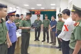 Cơ quan An ninh Điều tra Công an tỉnh Thanh Hóa thi hành Lệnh bắt tạm giam bị can Nguyễn Thế Hùng, nguyên Giám đốc Chi nhánh Văn phòng đăng ký đất đai thành phố Sầm Sơn. (Ảnh: TTXVN phát)