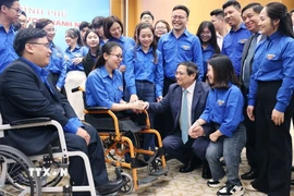 Thủ tướng Phạm Minh Chính với thanh niên. (Ảnh: Dương Giang/TTXVN)