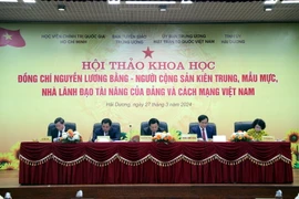 Đoàn Chủ tịch chủ trì hội thảo. (Ảnh: Mạnh Tú/TTXVN)