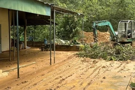 Tình trạng bùn đất chảy tràn xuống khuôn viên Trường Tiểu học Quang Trung (thị trấn Đạ Tẻh, huyện Đạ Tẻh) thường xuyên xảy ra vào mùa mưa. (Ảnh: TTXVN phát)