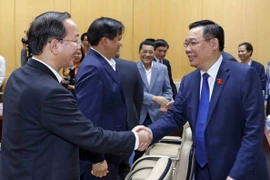 Chủ tịch Quốc hội Vương Đình Huệ với cán bộ chủ chốt của ngành y tế. (Ảnh: Nhan Sáng/TTXVN)