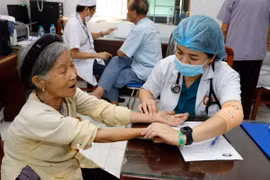 Khám bệnh miễn phí cho thương bệnh binh, gia đình chính sách. (Ảnh minh họa: Trần Việt/TTXVN)