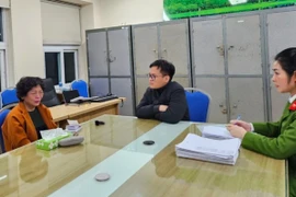 Phạm Thị Hòa (trái), cựu Chủ tịch Sen Tài Thu.