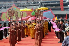 Các đại biểu thực hiện nghi lễ rước nước lên Chùa Ngọc. (Ảnh: Đại Nghĩa/TTXVN)