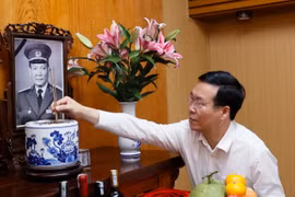 Chủ tịch nước Võ Văn Thưởng dâng hương tưởng niệm Chủ tịch nước Lê Đức Anh. (Ảnh: Thống Nhất/TTXVN)