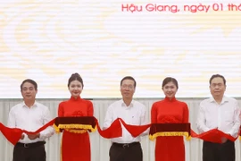 Chủ tịch nước Võ Văn Thưởng và các đại biểu thực hiện nghi thức bàn giao 1.400 căn nhà Đại đoàn kết tỉnh Hậu Giang. (Ảnh: Thống Nhất/TTXVN)