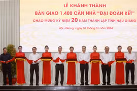 Chủ tịch nước Võ Văn Thưởng và các đại biểu thực hiện nghi thức bàn giao 1.400 căn nhà Đại đoàn kết tỉnh Hậu Giang. (Ảnh: Thống Nhất/TTXVN)