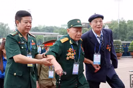 Các cựu chiến binh, cựu thanh niên xung phong tham gia chiến dịch Điện Biên Phủ vào Lăng viếng Chủ tịch Hồ Chí Minh. (Ảnh: Phạm Kiên/TTXVN)