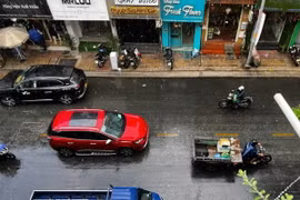 Các phương tiện di chuyển trong cơn mưa trên đường Nguyễn Thiện Thuật (quận 3, Thành phố Hồ Chí Minh). (Ảnh: Thanh Vũ/TTXVN)
