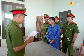 Công bố quyết định khởi tố vụ án, khởi tố bị can và thi hành lệnh bắt tạm giam đối với Nguyễn Hữu Chính. (Ảnh: TTXVN phát)