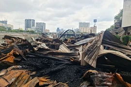 Hiện trường vụ cháy dãy nhà ven kênh Tàu Hủ, hẻm 124 đường Phạm Thế Hiển, phường 2, quận 8, Thành phố Hồ Chí Minh. (Ảnh: Thanh Vũ/TTXVN)