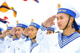 Các chiến sỹ Hải quân dự lễ tưởng niệm. (Ảnh: Trọng Đức/TTXVN)