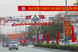 Đường phố rợp cờ hoa, băngrôn, khẩu hiệu chào đón Năm Du lịch Quốc gia-Điện Biên và Lễ hội Hoa Ban 2024. (Ảnh: Xuân Tư/TTXVN)