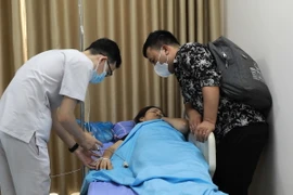 Công nhân Công ty Trách nhiệm hữu hạn Shinwon được chăm sóc tại Bệnh viện Hữu nghị Lạc Việt. (Ảnh: Hoàng Hùng/TTXVN)