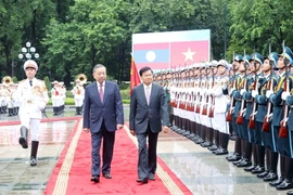 Tổng Bí thư, Chủ tịch nước Tô Lâm và Tổng Bí thư, Chủ tịch nước Lào Thongloun Sisoulith duyệt Đội danh dự Quân đội Nhân dân Việt Nam. (Ảnh: Trí Dũng/TTXVN)