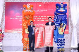 Ông Nguyễn Hữu Hiệp (trái), Bí thư Thành ủy thành phố Thủ Đức, Chủ tịch Hội Hữu nghị Việt Nam-Trung Quốc Thành phố Hồ Chí Minh và ông Ngụy Hoa Tường (phải), Tổng lãnh sự Trung Quốc tại Thành phố Hồ Chí Minh tại buổi họp mặt. (Ảnh: Xuân Khu/TTXVN)