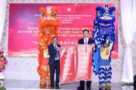 Ông Nguyễn Hữu Hiệp (trái), Bí thư Thành ủy thành phố Thủ Đức, Chủ tịch Hội Hữu nghị Việt Nam-Trung Quốc Thành phố Hồ Chí Minh và ông Ngụy Hoa Tường (phải), Tổng lãnh sự Trung Quốc tại Thành phố Hồ Chí Minh tại buổi họp mặt. (Ảnh: Xuân Khu/TTXVN)