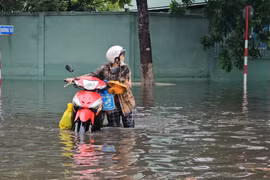 Nước ngập sâu trên các tuyến đường trong Khu Công nghiệp Giao Long, tỉnh Bến Tre. (Ảnh: Huỳnh Phúc Hậu/TTXVN)