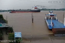 Khoảnh khắc tàu chở hàng va chạm với phà chở khách trên sông Vàm Nao được camera người dân quay lại. (Ảnh: TTXVN phát)