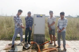Các đối tượng mô tả lại hành vi trộm cắp thiết bị điện tại Khu đô thị Nam Tuy Hòa. (Ảnh: Công an thành phố Tuy Hòa/TTXVN phát)