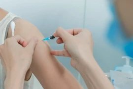 Nhân viên y tế tiêm vaccine phòng bệnh bạch hầu cho người dân tại Trung tâm tiêm chủng VNVC Hà Nội. (Ảnh: Minh Quyết/TTXVN)