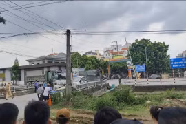 Theo một số nhân chứng, xe tải va chạm với xe máy, các nạn nhân tử vong do bị ép sát vào thành cầu. (Nguồn: Fanpage Săn Tin)