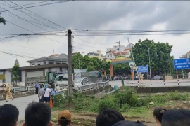 Theo một số nhân chứng, xe tải va chạm với xe máy, các nạn nhân tử vong do bị ép sát vào thành cầu. (Nguồn: Fanpage Săn Tin)