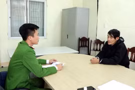 Đối tượng Trần Văn Lợi làm việc với cơ quan Công an. (Ảnh: TTXVN phát)