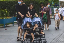 Một gia đình có 2 con tại Trung Quốc. (Nguồn: EFE-EPA/TTXVN)