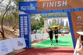 Vận động viên về đích Giải đấu 3 môn phối hợp - VietNam FesTRIval Bình Thuận 2024. (Ảnh: Nguyễn Thanh/TTXVN)