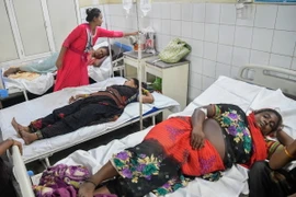 Nạn nhân bị thương sau vụ giẫm đạp tại bang Uttar Pradesh, Ấn Độ được điều trị tại bệnh viện ngày 3/7. (Ảnh: THX/TTXVN)