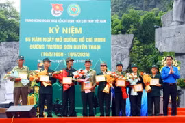 Tặng Kỷ niệm chương cho các cựu thanh niên xung phong tỉnh Quảng Bình. (Ảnh: Tá Chuyên/TTXVN)