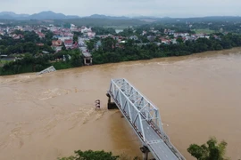 Cầu Phong Châu (Phú Thọ) bị sập sáng 9/9. (Ảnh: Tạ Toàn/TTXVN)