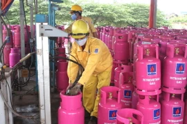 Chiết nạp gas. (Nguồn: TTXVN)