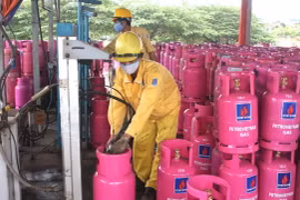Chiết nạp gas. (Nguồn: TTXVN)