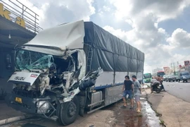 Chiếc xe tải bị hư hỏng nặng sau khi gây ra vụ tai nạn khiến 2 người thương vong. (Ảnh: TTXVN phát)