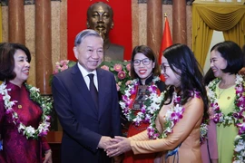 Tổng Bí thư, Chủ tịch nước Tô Lâm với các đại biểu được tôn vinh trong phong trào thi đua 'tham mưu giỏi, phục vụ tốt' giai đoạn 2019-2024. (Ảnh: Lâm Khánh/TTXVN)