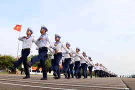 Chiến sỹ duyệt binh trên đảo Trường Sa. (Ảnh: Hồng Đạt/TTXVN)