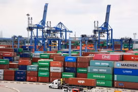 Kho bãi chứa container tại Cảng Cát Lái. (Ảnh: Hồng Đạt/TTXVN)