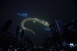 Màn trình diễn ánh sáng nghệ thuật bằng drone chào Xuân mới trên bầu trời Hà Nội. (Ảnh: Huy Hùng/TTXVN)