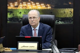 Thủ tướng Palestine Mohammad Mustafa chủ trì cuộc họp đầu tiên của Chính phủ mới tại thành phố Ramallah, Bờ Tây ngày 2/4. (Ảnh: THX/TTXVN)