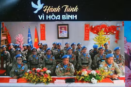 Các sỹ quan,quân nhân tại điểm cầu tại Phái bộ Nam Sudan tham gia chương trình. (Ảnh: Trọng Đức/TTXVN)