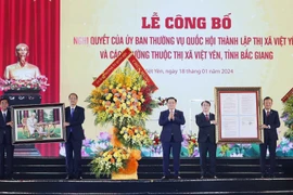 Chủ tịch Quốc hội Vương Đình Huệ trao Nghị quyết của Ủy ban Thường vụ Quốc hội về việc thành lập thị xã Việt Yên và các phường thuộc thị xã Việt Yên, tỉnh Bắc Giang. (Ảnh: Nhan SángTTXVN)