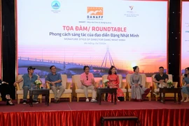 Các nghệ sỹ, diễn giả trao đổi, thảo luận tại buổi tọa đàm. (Ảnh: Văn Dũng/TTXVN)